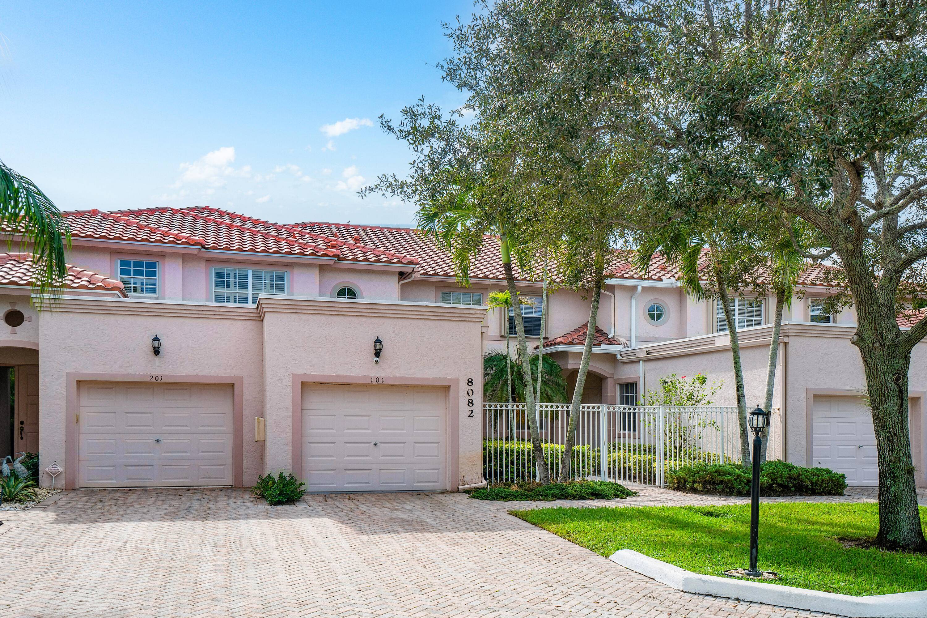 GOLF MEMBERSHIP INCLUDED 7, 500 savings Don't miss the chance to experience life in one of the most beautiful and welcoming country club communities in Boynton Beach.