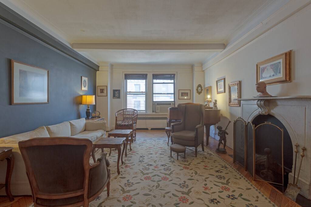 Gracious prewar gem located between Park and Madison Avenues.
