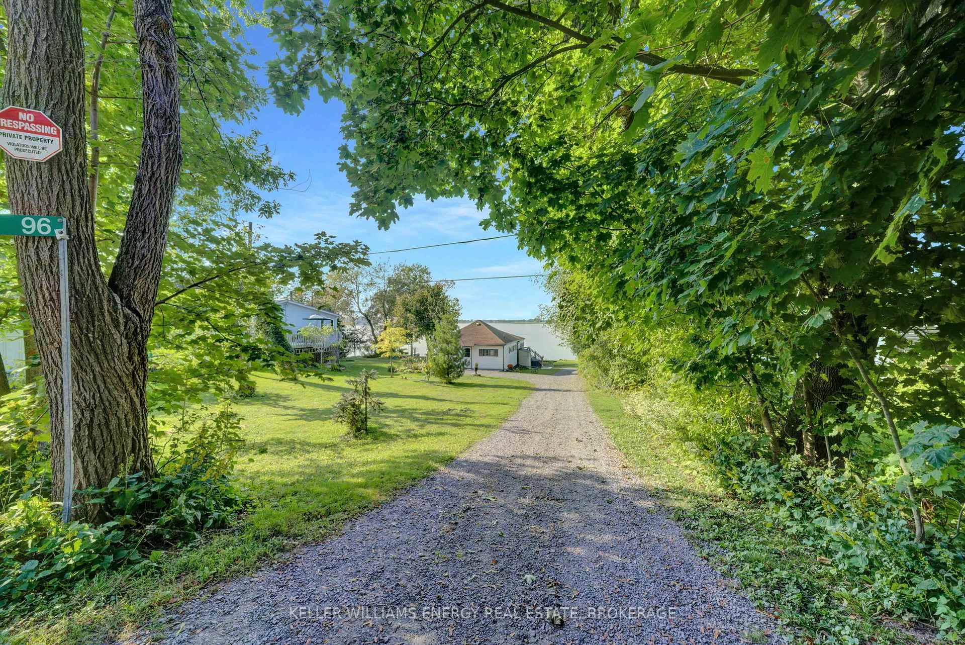 Welcome to your charming 3 bedroom, 1 bathroom, 3 season cottage nestled on the serene shores of Muscote Bay.