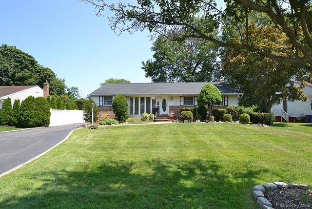 Well maintained Ranch located in the Beautiful town of Commack !