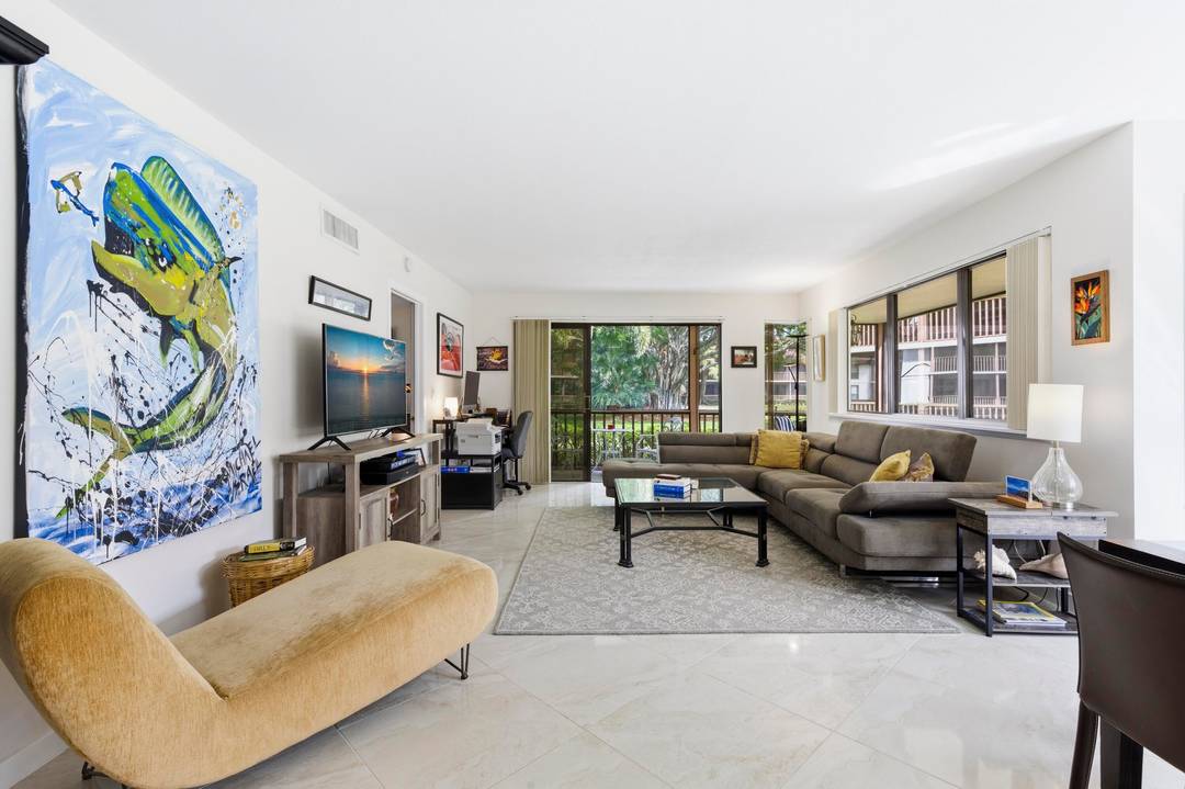 Beautiful first floor end unit Golf villa in sought after PGA National.