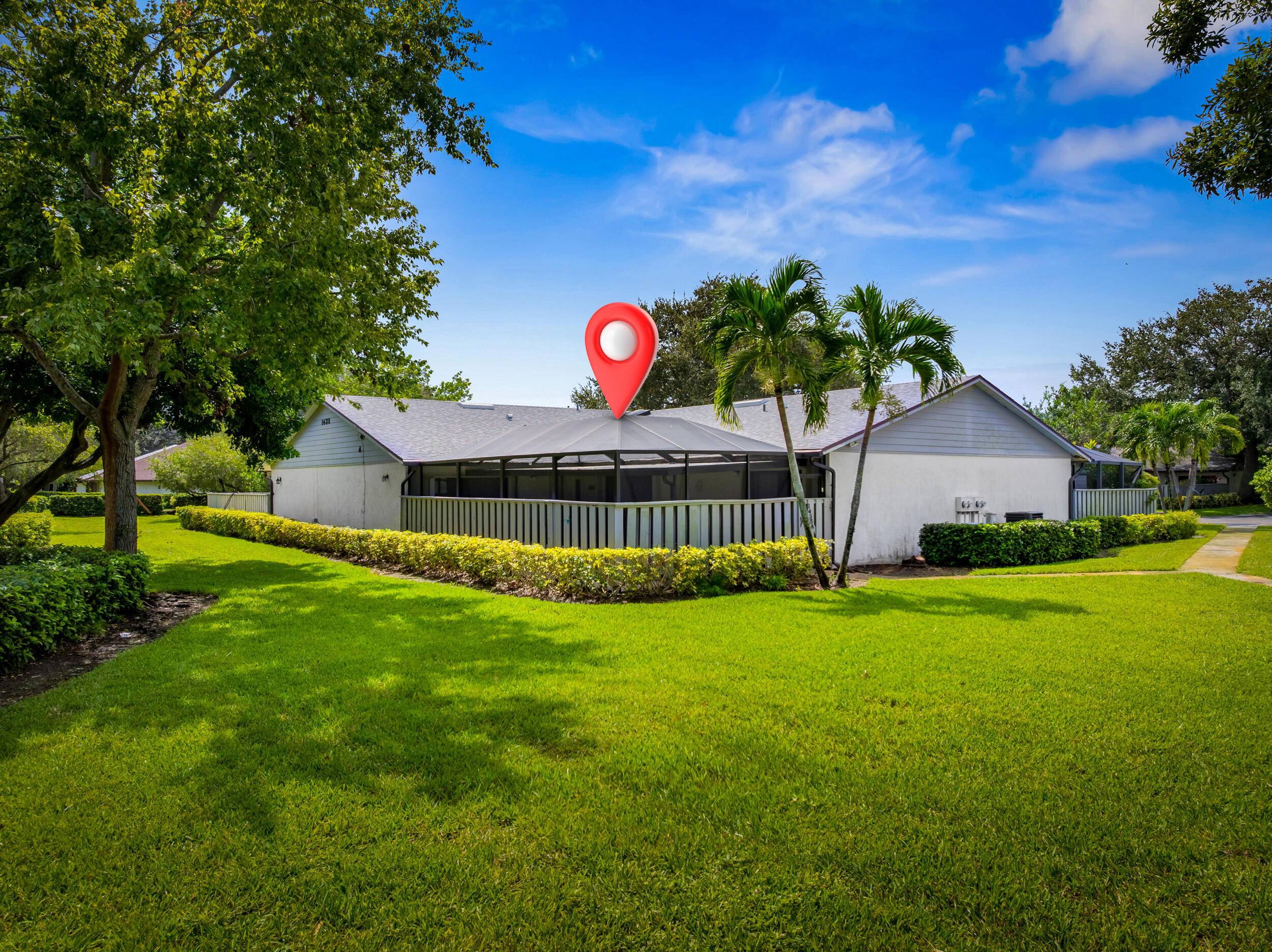 Experience easy Florida living in this beautifully maintained 2BR 2BA villa in the sought after Villages of Longwood community !