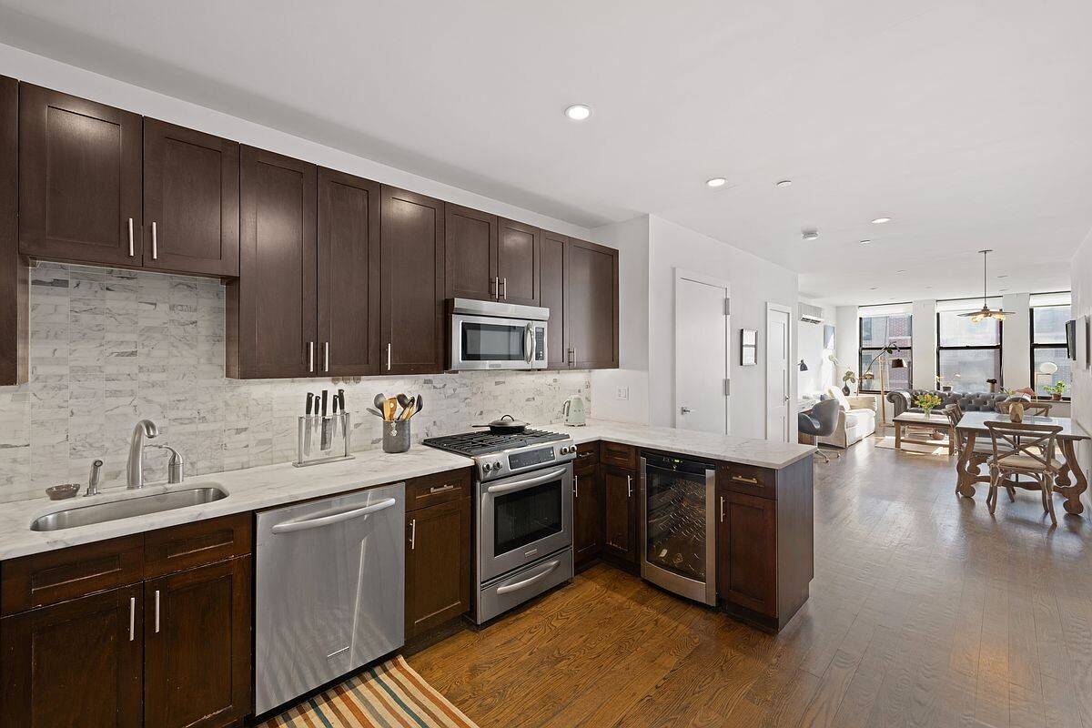 Perfectly situated on the coveted stretch of Orchard Street between Canal and Hester, 17 Orchard stands at the crossroads of downtown culture, dining, and design.