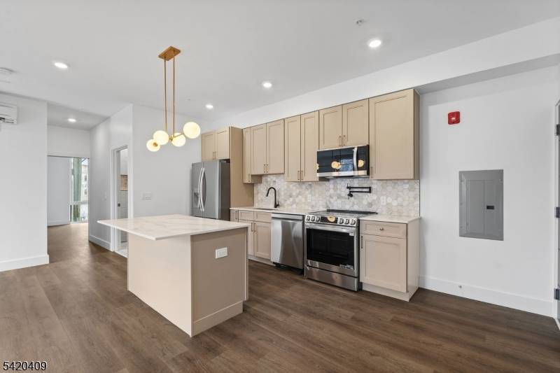 Discover elevated city living in this beautifully designed 2 bedroom, 1 bath residence, part of Newark ?