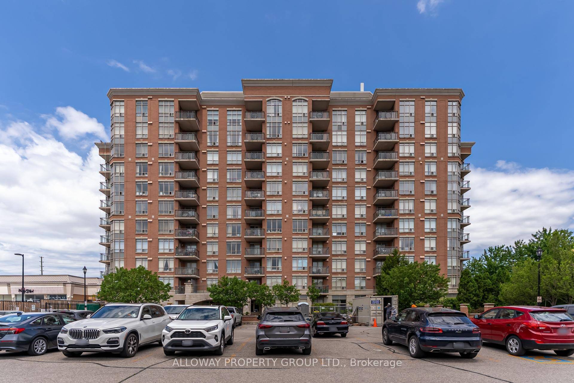 Welcome to this beautifully renovated condo located at the prime intersection of Hwy 7 amp ; Hwy 404 !