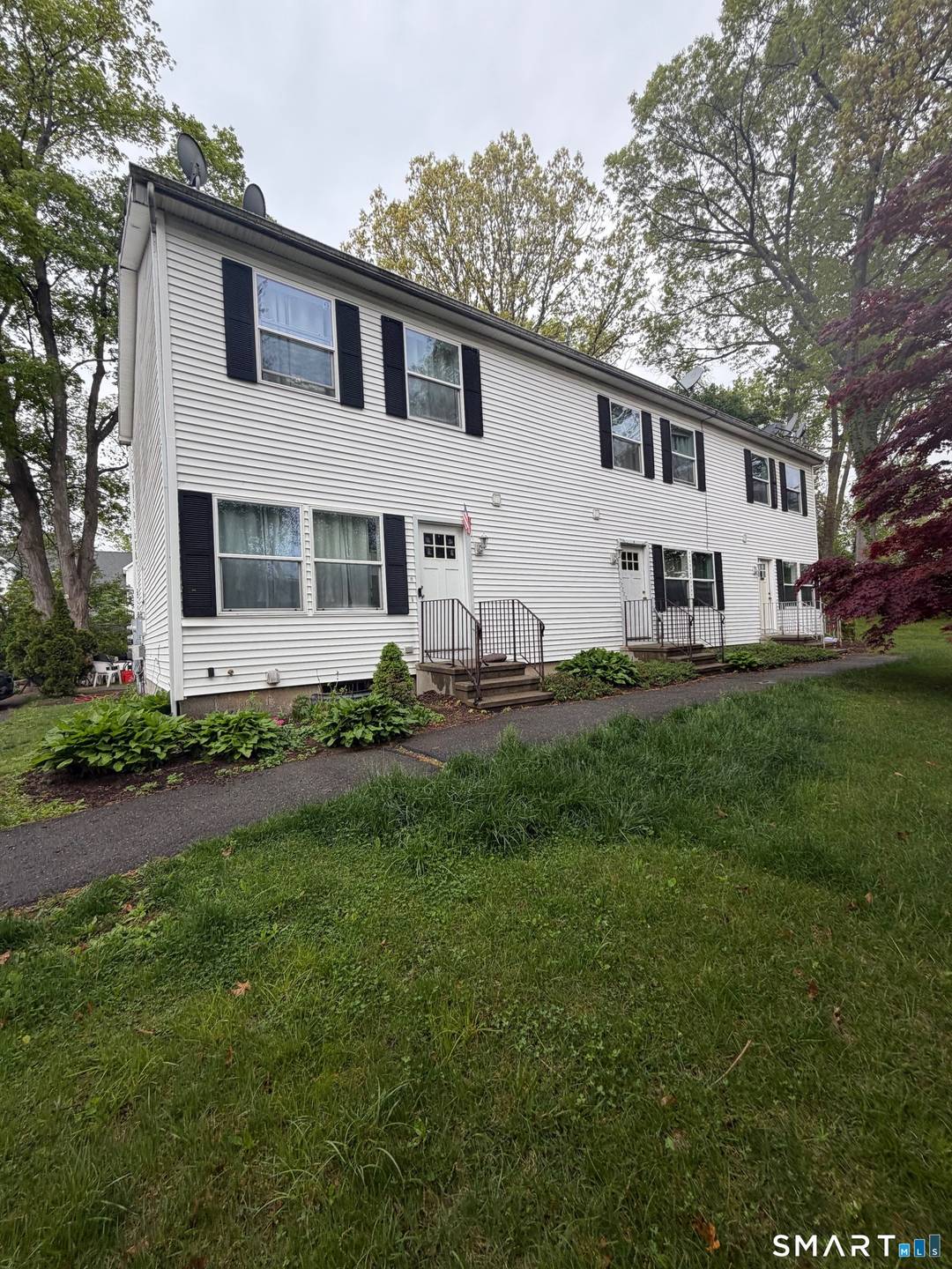 3 Family, townhouse style in convenient commuter location.