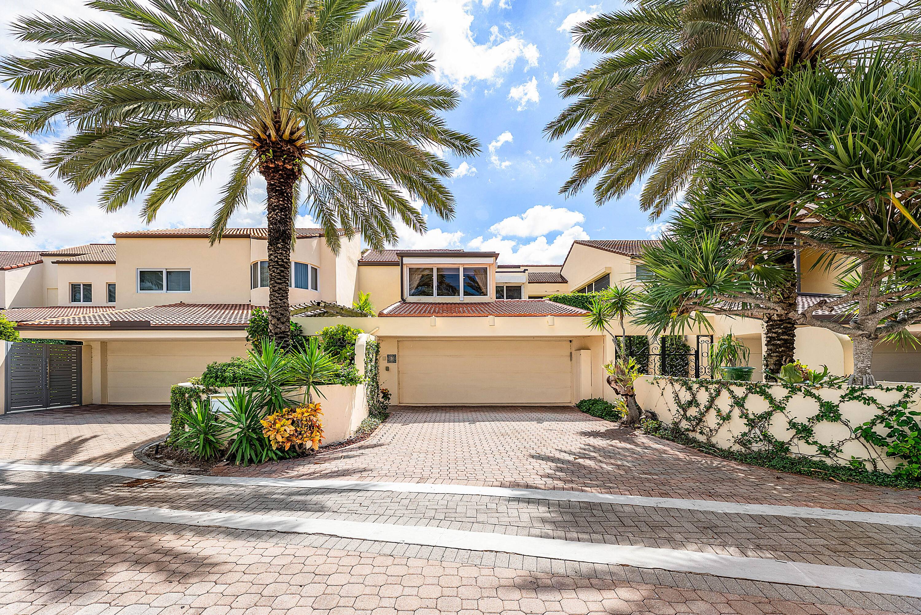 Available for a minimum of 6 months Rare Direct Oceanfront 4 Bedroom Townhouse with Private Swimming Pool.