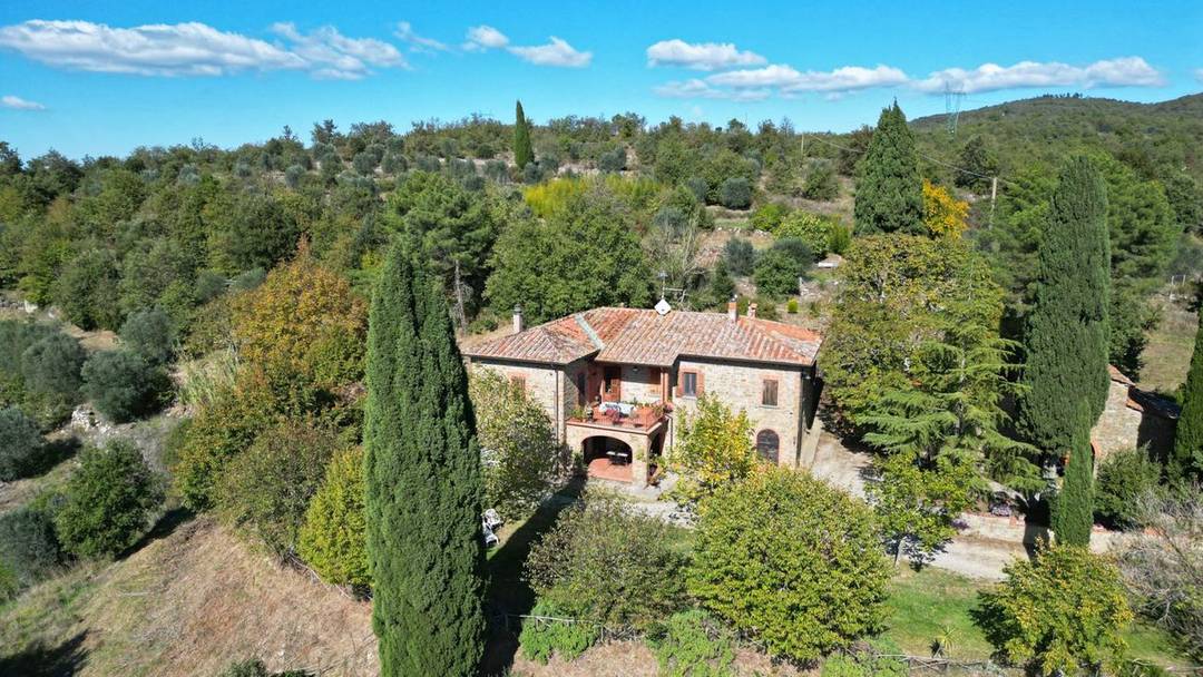 17th-century Tuscan country house with two annexes, 21 ha of woodland and olive groves, avenue of centuries-old cypress trees and breathtaking views.