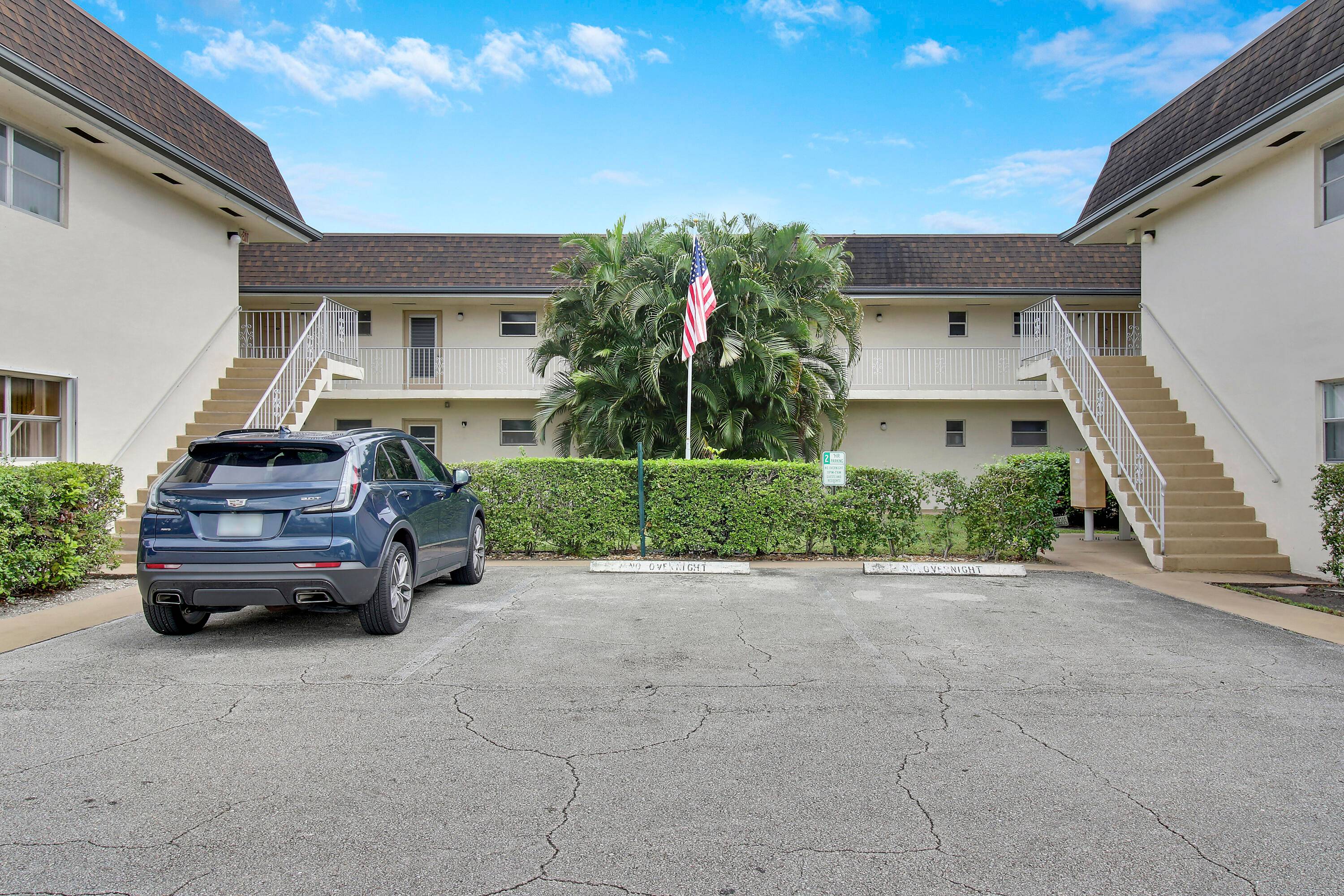 Impeccably maintained 2nd floor 2 bedroom condo w split floor plan, in the heart of Palm Beach Gardens.