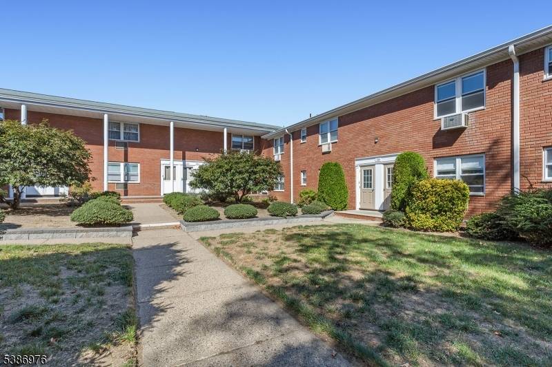 Welcome to the outstanding Valley Terrace Condominiums !