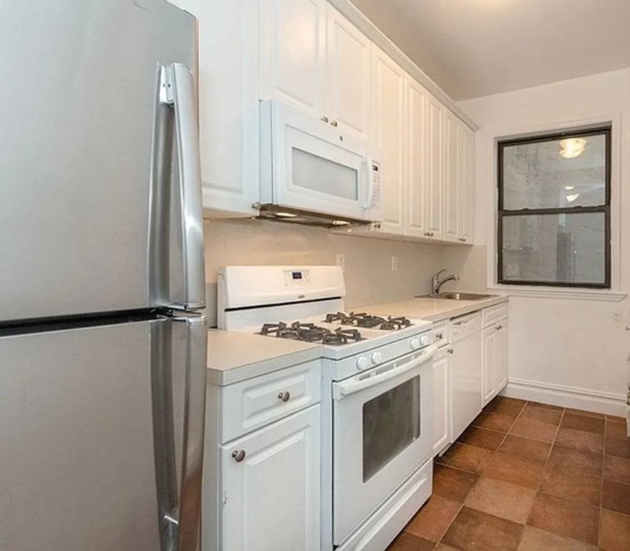 Pre War Doorman 1 Bedroom Apartment located directly on Riverside Park.