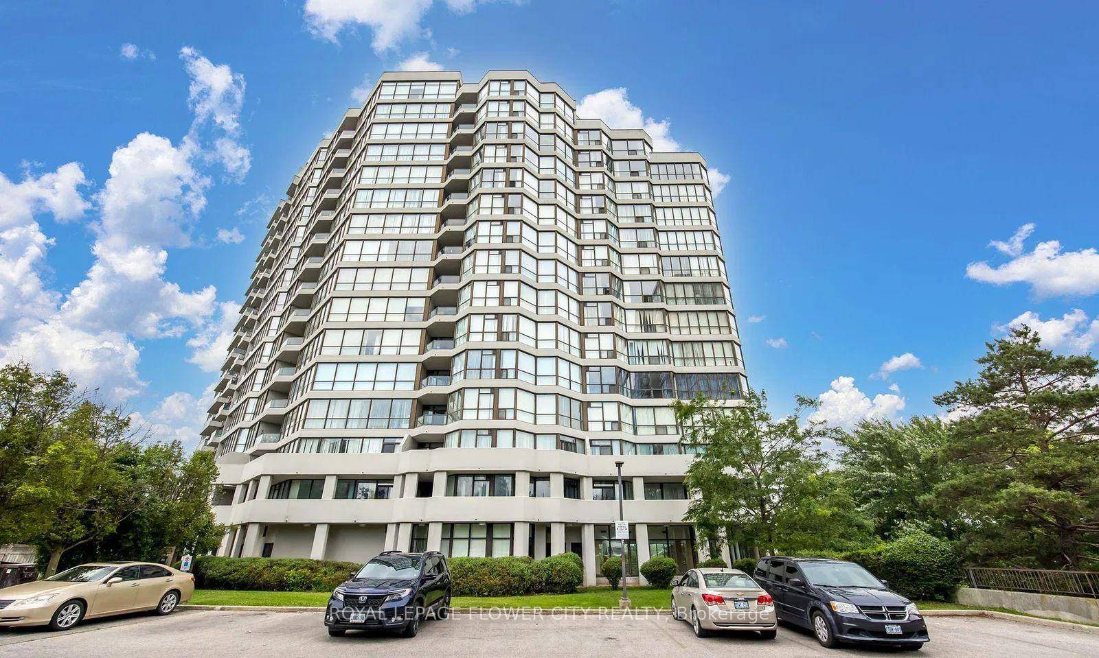 Beautifully updated condo with breathtaking views of the ravine, river, and city skyline !