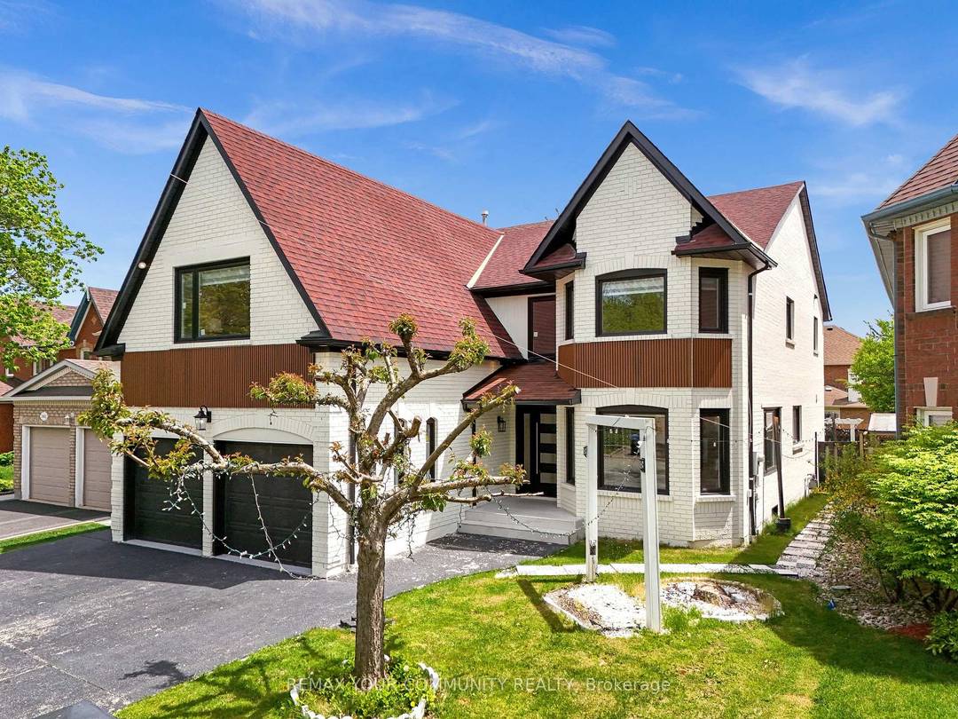 Luxury Living In The Heart Of Central Erin Mills !