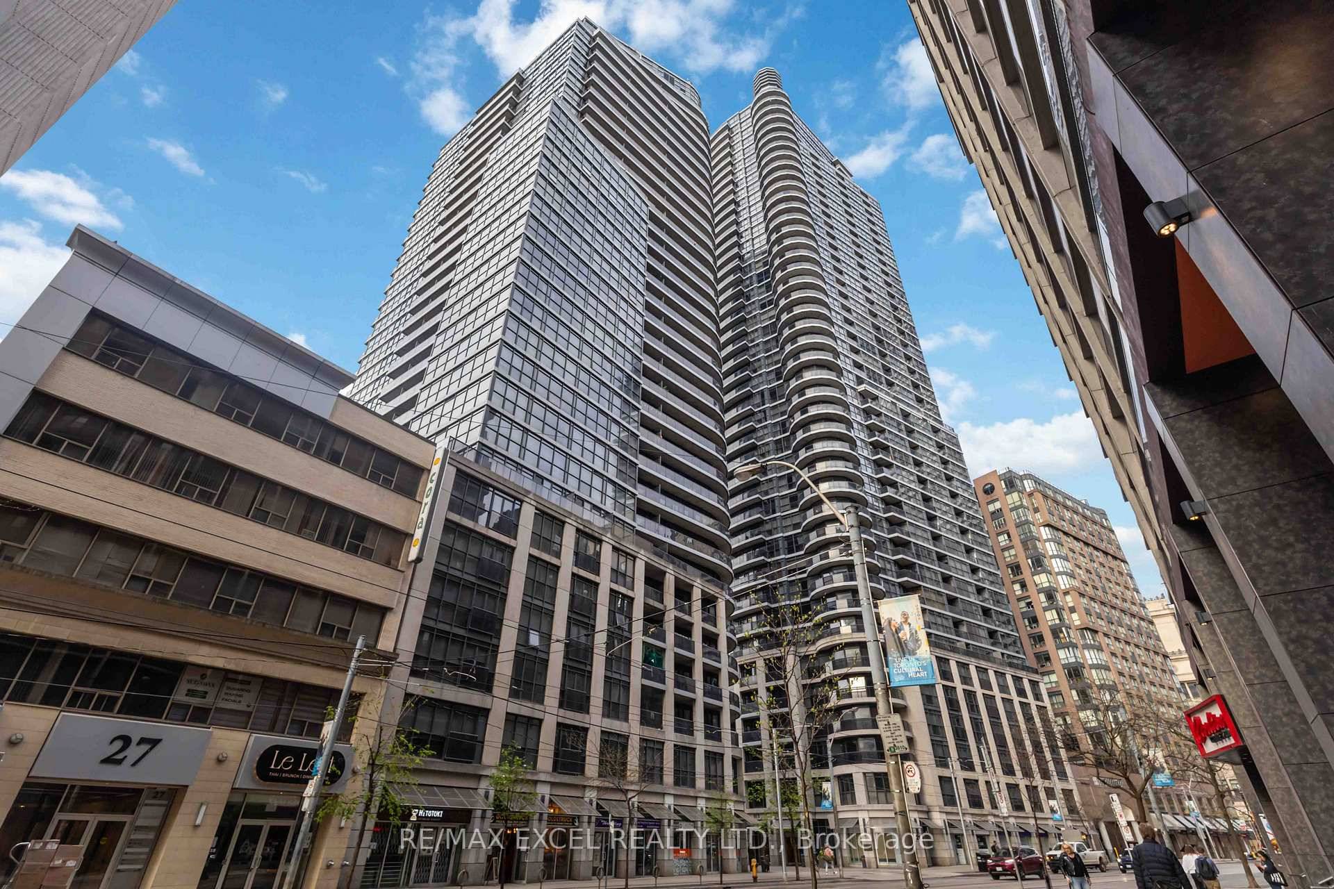 Welcome to The Met condo, a well built condominium in the heart of downtown Toronto !