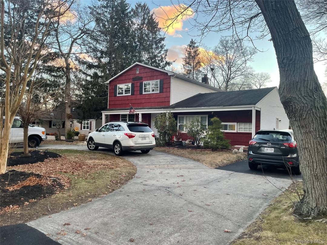 Large Colonial close to mayor shopping and transportion.