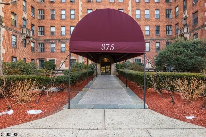 Welcome to this stunning condominium in the heart of Newark's desirable Forest Hill neighborhood !
