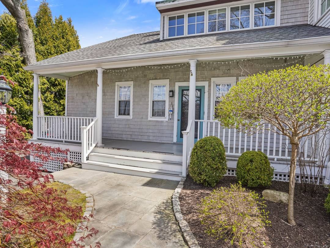 Welcome to 168 Rowayton Ave, a historic in town duplex located in the seaside village of Rowayton, CT.