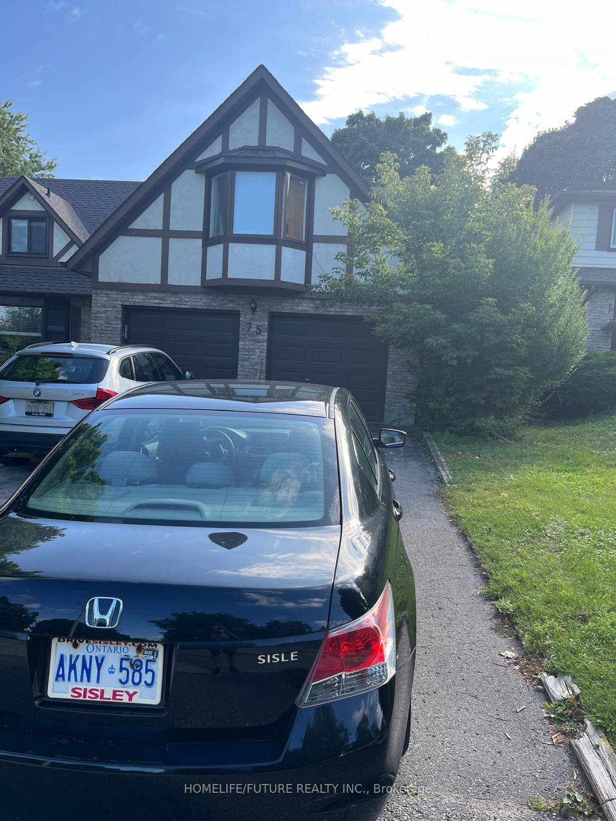 Two Bedroom Renovated Basement Apartment In A Quiet Street In A Very Desirable Area Of Newmarket.