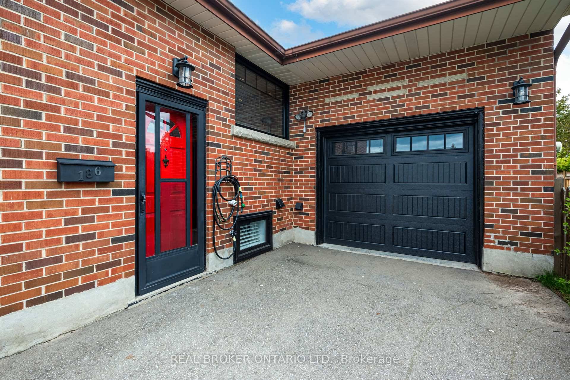 CHARMING 1 Den Basement Apartment.