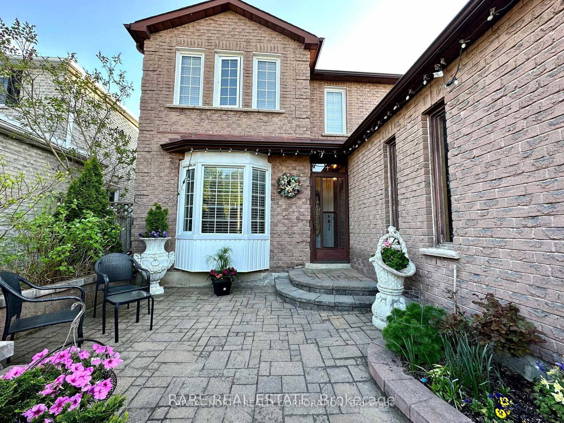 Beautiful 4 Bedroom Home Located In A Sought After Neighbourhood !