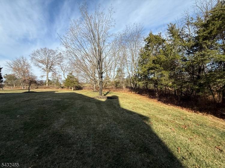 Welcome to this beautifully maintained 2, 956 SQUARE FOOT SINGLE FAMILY HOME, set on a PRIME CUL DE SAC LOCATION just minutes from SHOPPING, DINING, AND PRINCETON ?