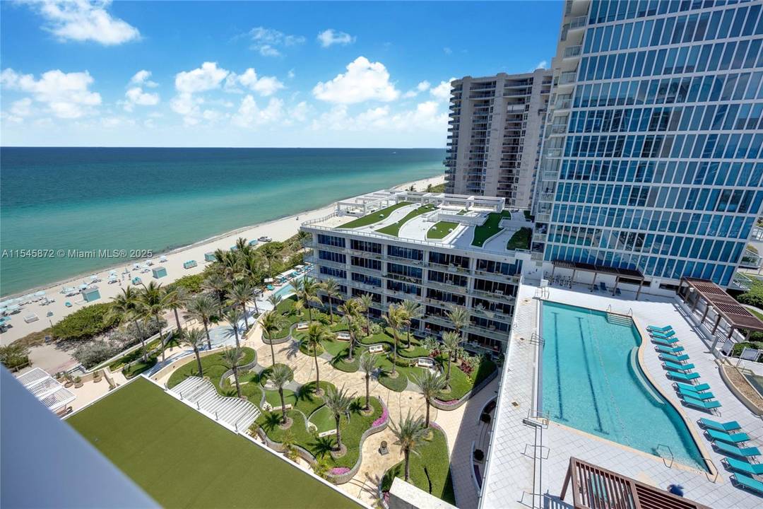 Expansive, amazing Ocean, Sunset and Pool Views !