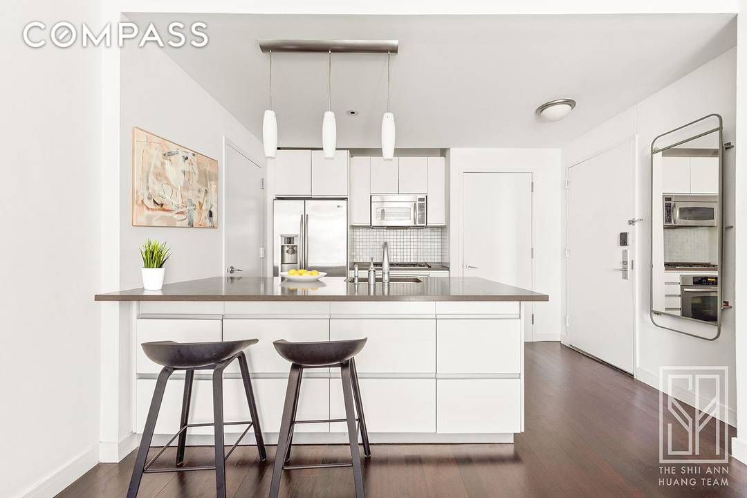 This spacious, modern one bedroom residence offers sweeping east and south facing views over Brooklyn, filling the home with abundant natural light through oversized windows.