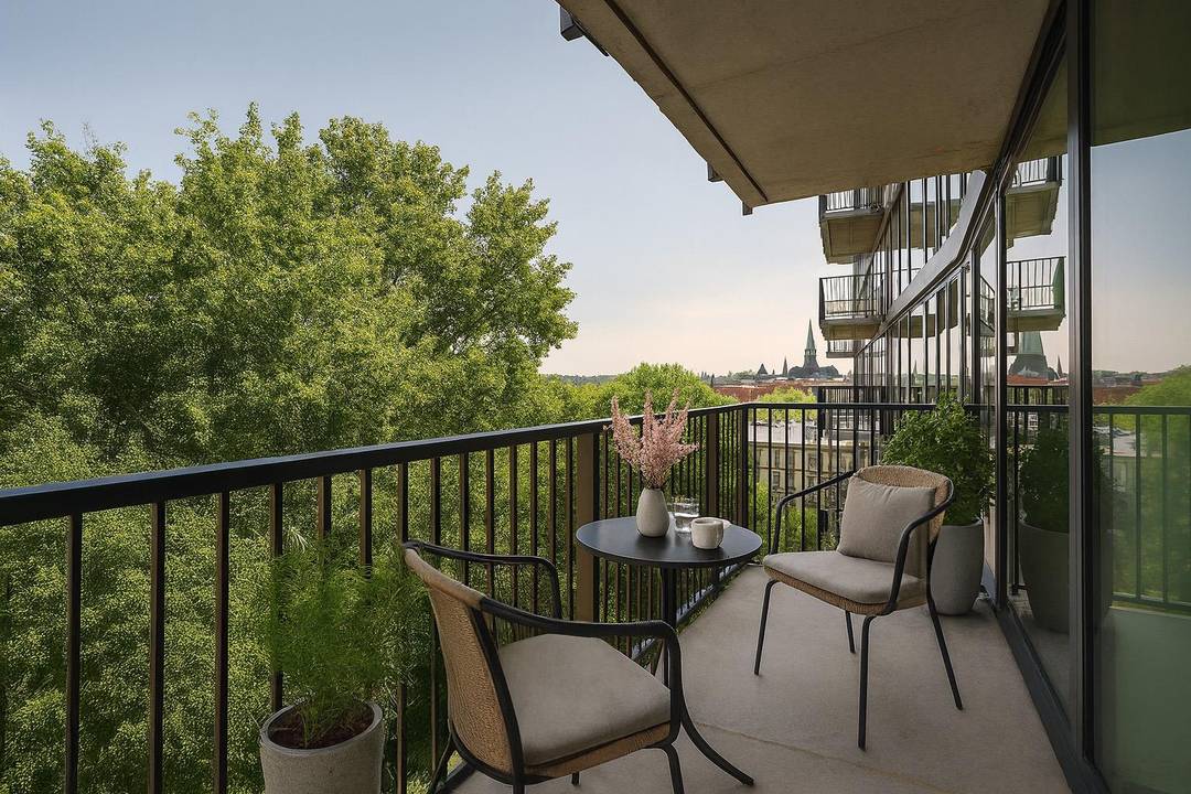 Two bedroom with a private balcony and amazing city skyline views !