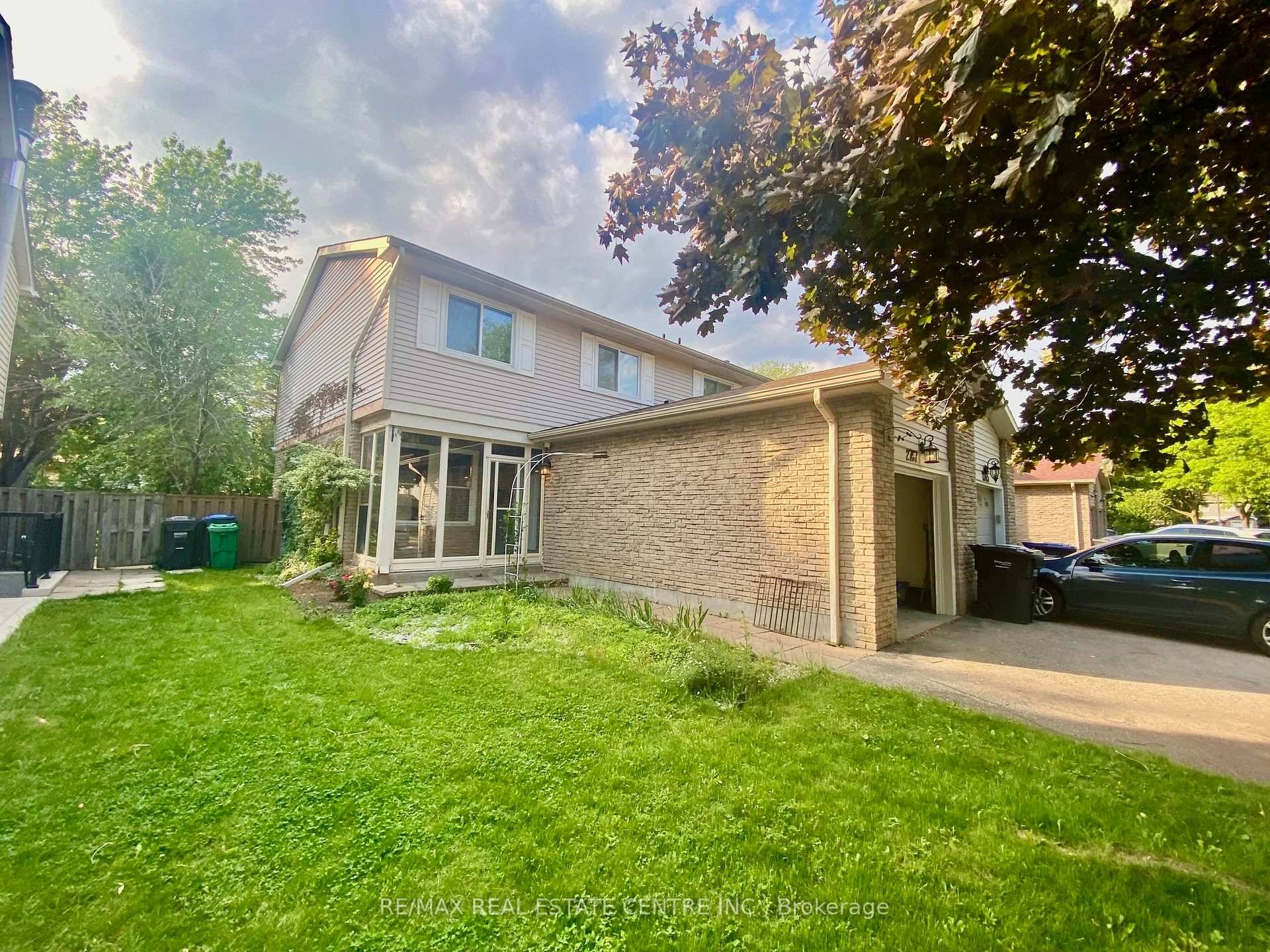 Bright, Spacious amp ; Beautiful 3 Bedroom Home in Meadowvale !