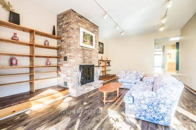 Well Maintained House In Willowdale East !
