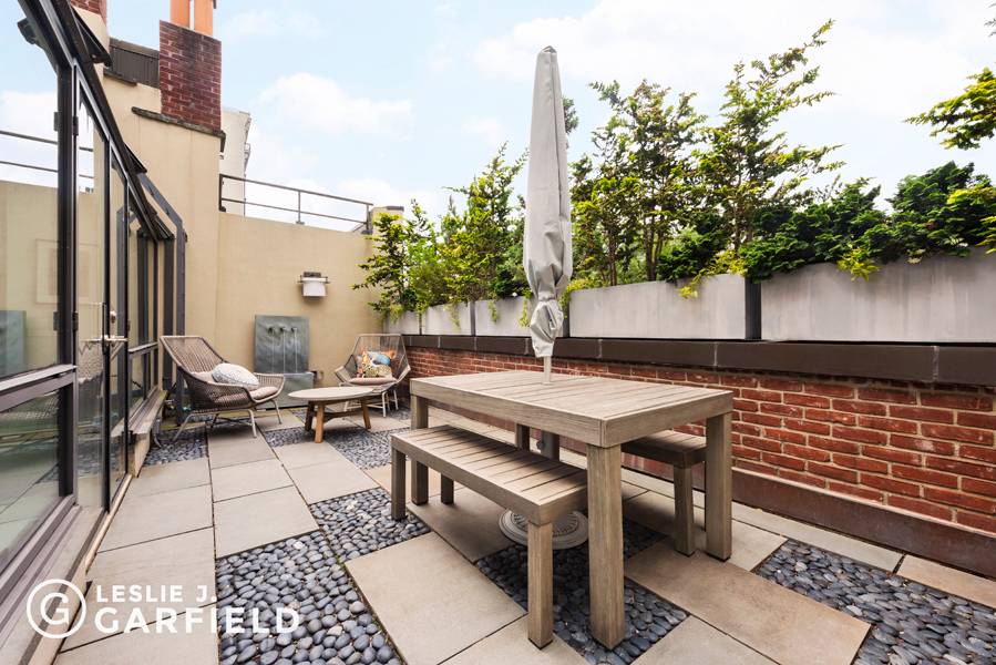 145 Columbia Heights is a majestic, 26' wide renovated townhouse set on Brooklyn's finest block.
