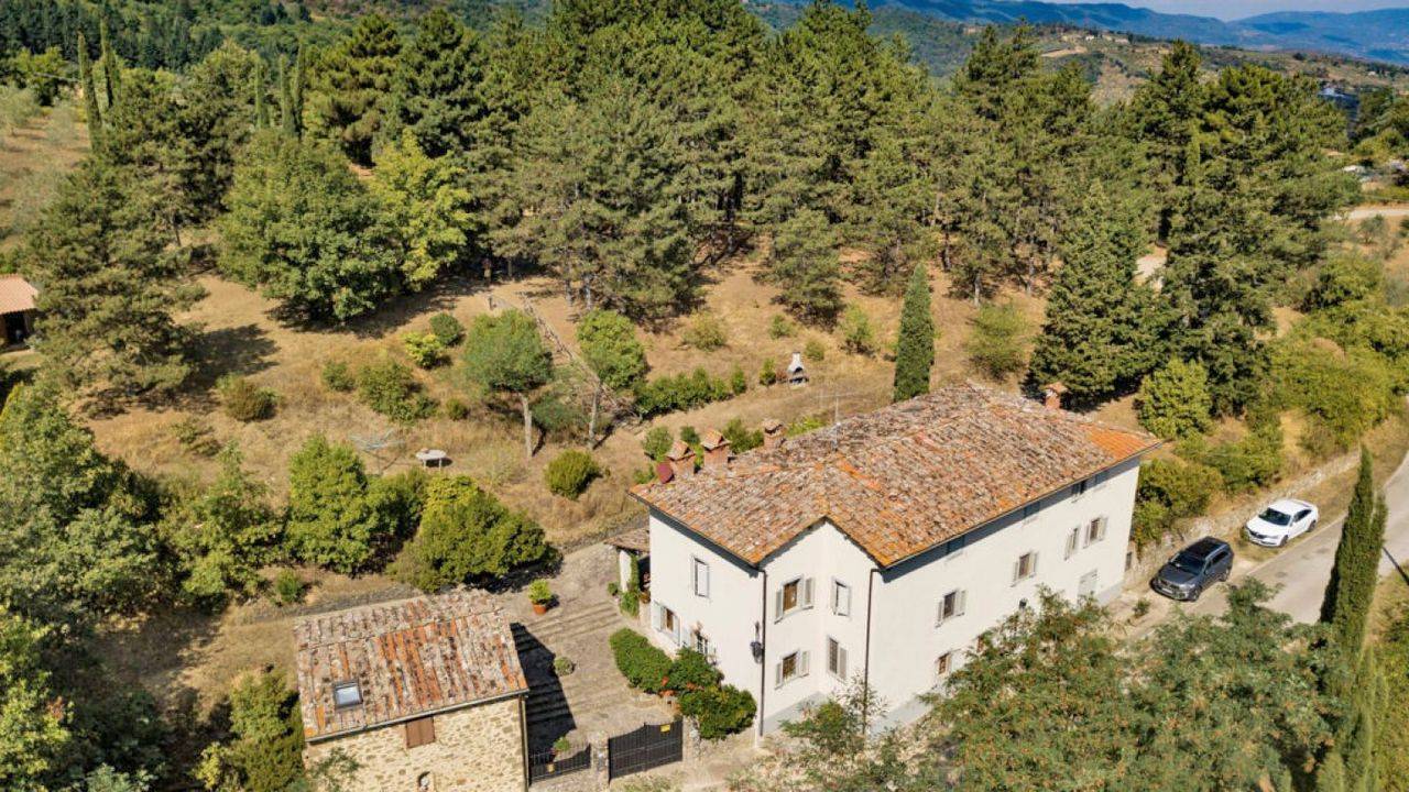 Property for sale in Arezzo, Montevarchi, Tuscany. Panoramic Tuscan country house with garden and swimming pool for sale in Montevarchi, Arezzo,