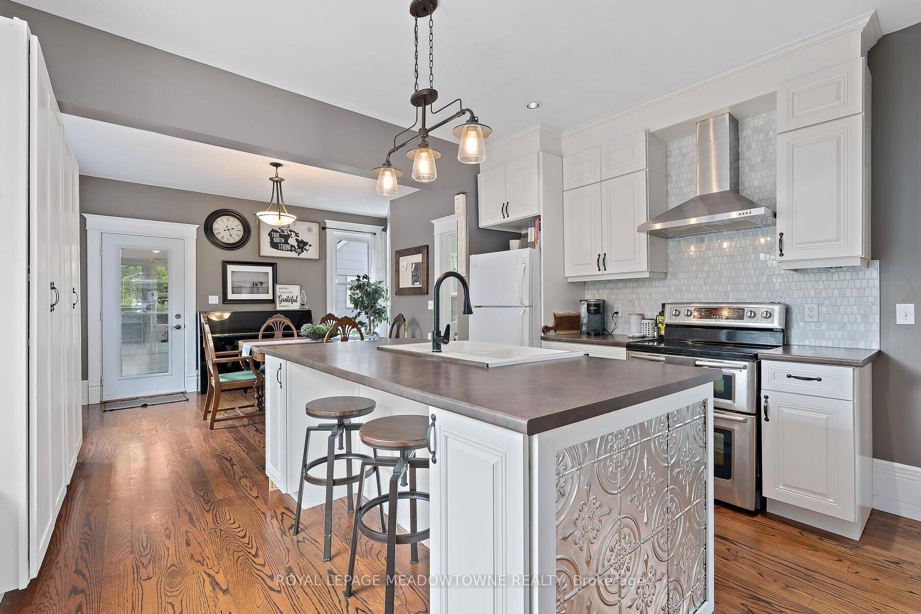 Location Lifestyle ! Steps to Exhibition park and in the Victory School catchment.