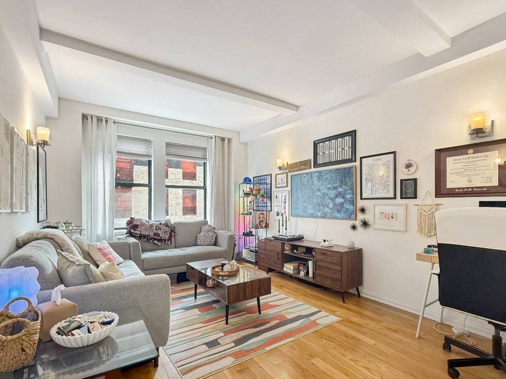 Located in Prime, Upper West Side, this 1 Bedroom Apartment is located on a high floor in a classic Pre War, Part Time Doorman, elevator building.
