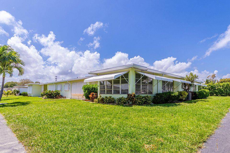 This renovated 2 bedroom 2bathroom villa at High Point West in Boynton Beach is a lovely retreat.