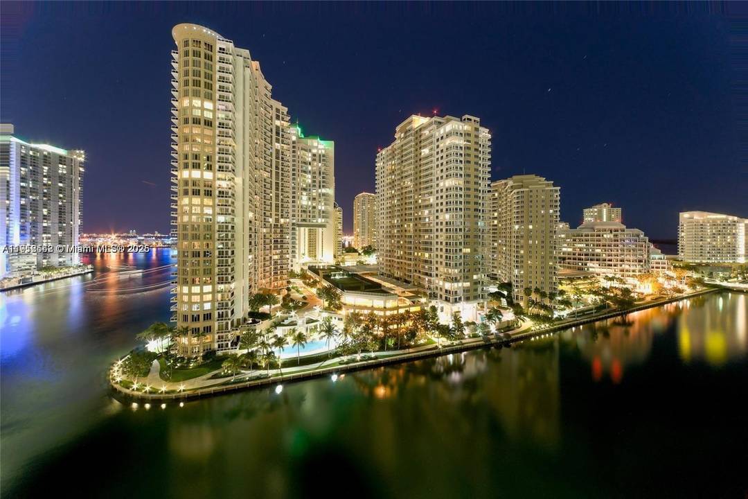 Stunning 2BR 2. 5BA Condo with Breathtaking Views in Brickell Key This spacious 2 bedroom, 2.