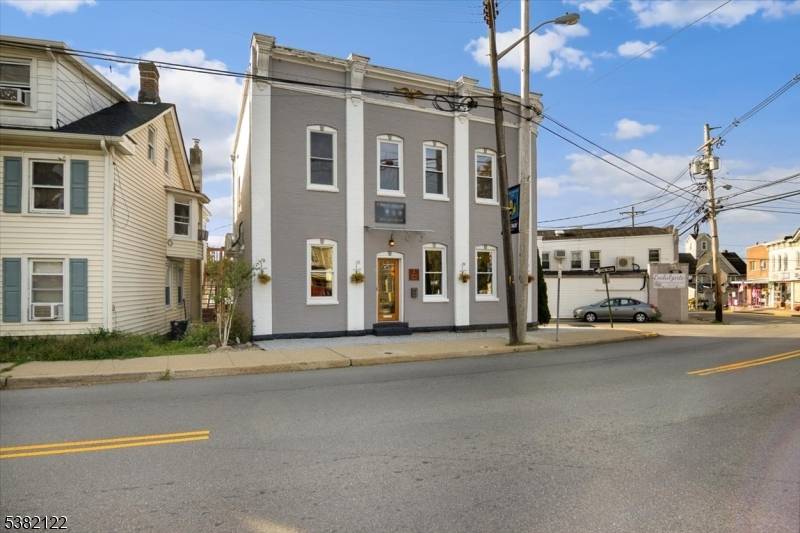 This unique 1, 560 sq ft mixed use building blends historic charm with modern efficiency.