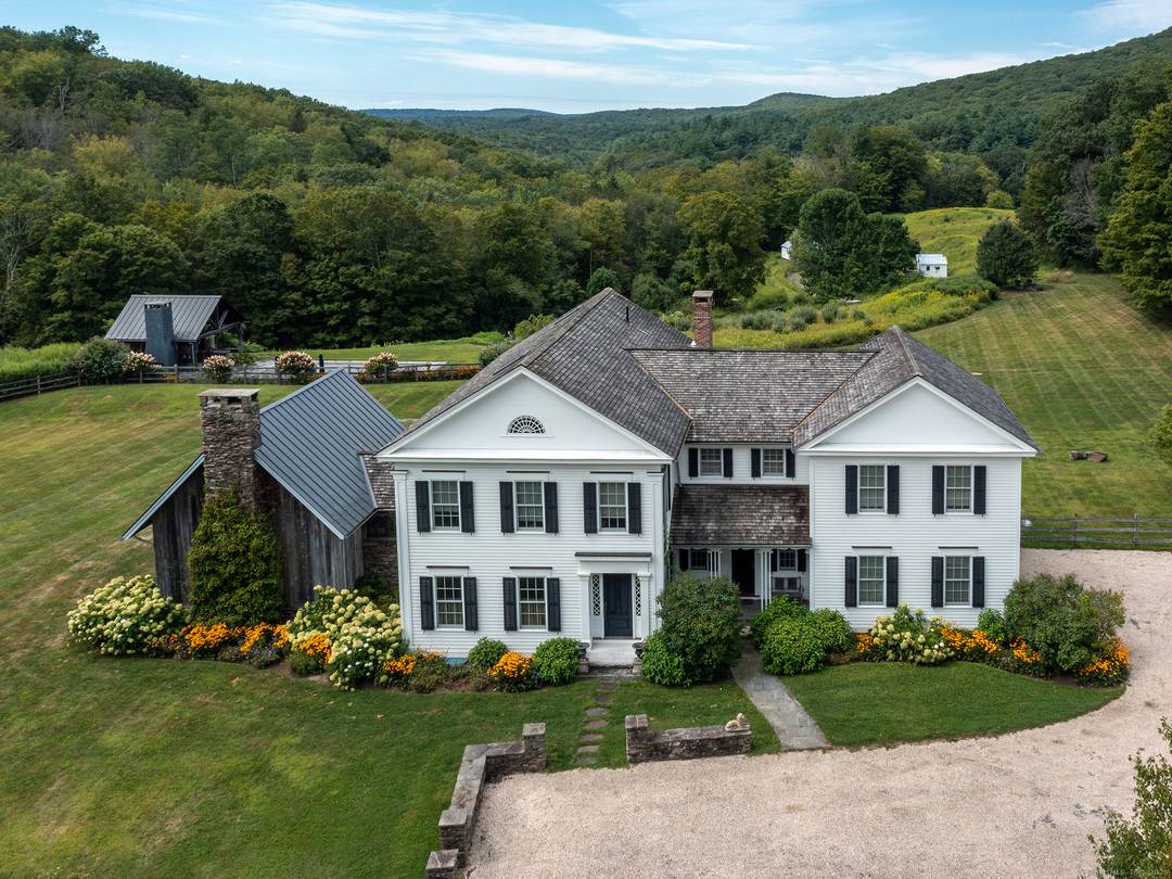 Designer's Country Retreat on 19 Acres with Pool, Pond Glamping !