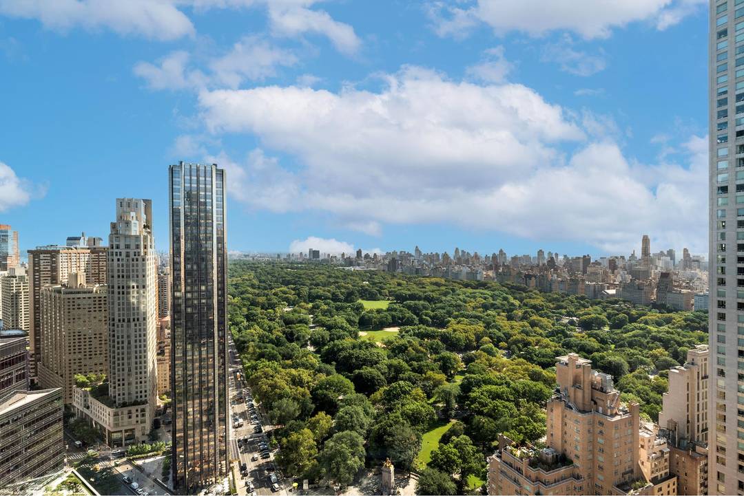 Located high above Columbus Circle, enjoy priceless, unobstructed views of Central Park and the Manhattan skyline from the floor to ceiling Bay Windows.