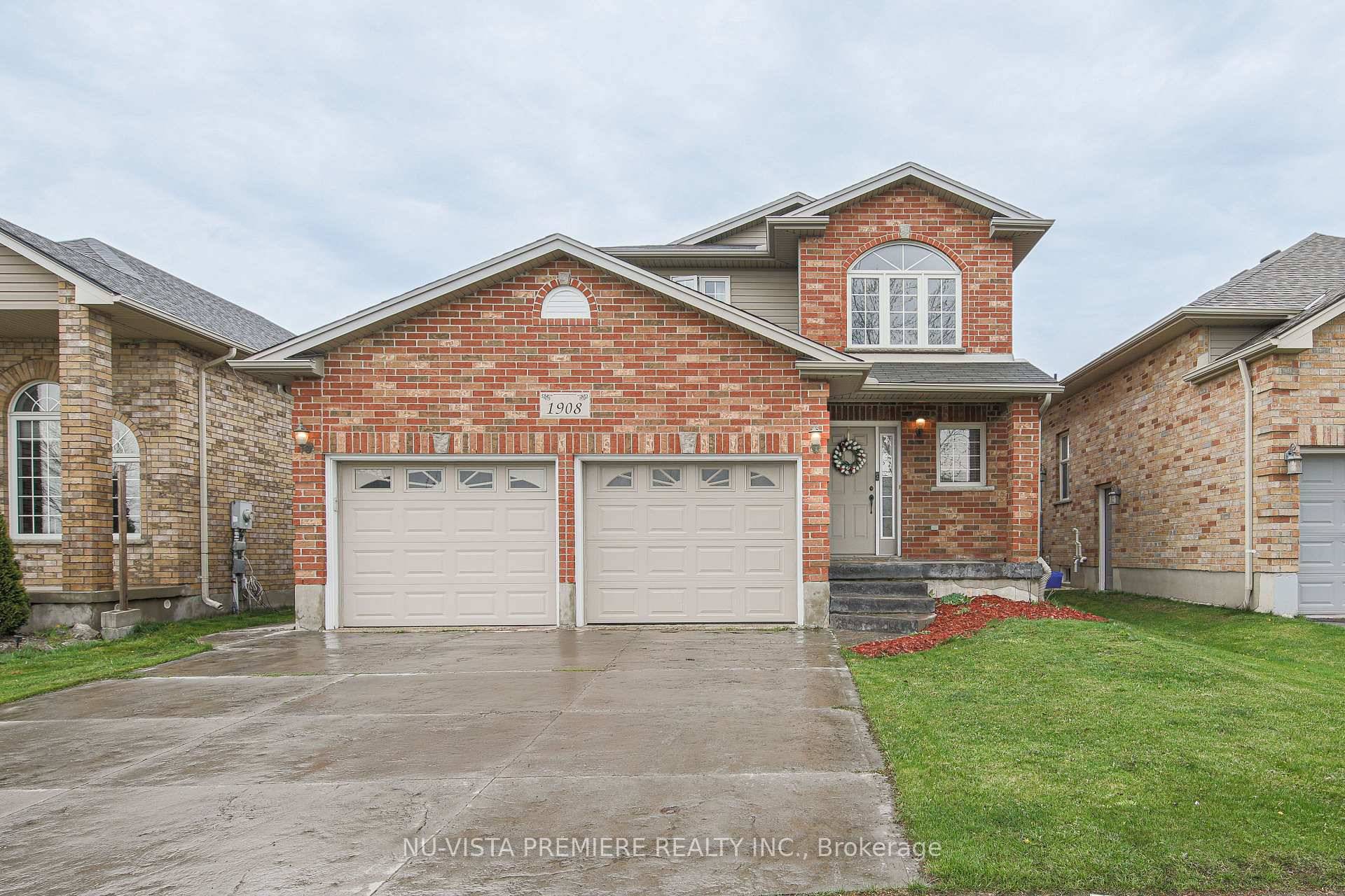 This beautiful and 2 storey family home with 3 bedrooms and 2.