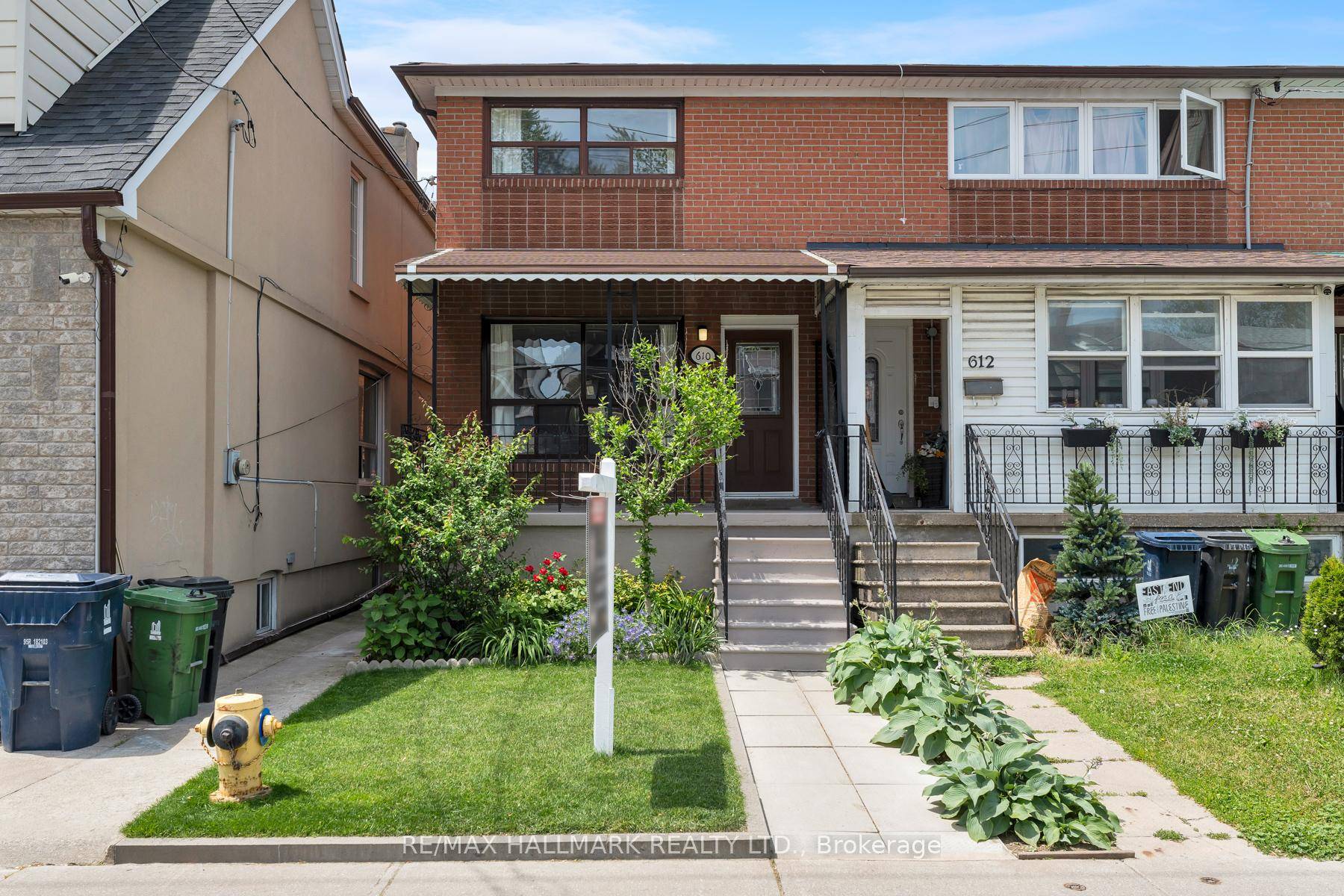 Welcome to 610 Greenwood Ave, located south of The Danforth !