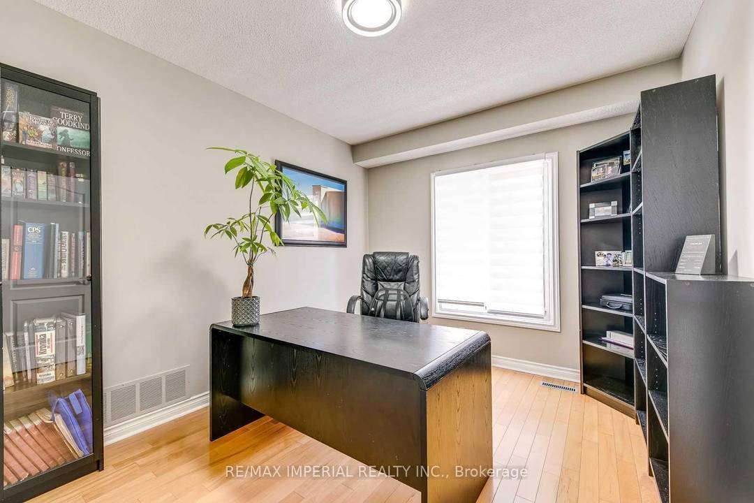 Just a short walk to prestigious Streetsville Village, this rare sanctuary in beautiful East Credit offers over 4, 000 sq ft above grade and more than 6, 000 sq ft ...