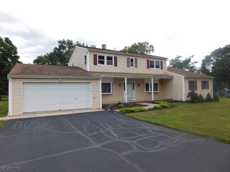 SPACIOUS IN LAW SUITE OR AU PAIRE Suite with 2 Full baths with a jetted tub other bath has walk in shower.