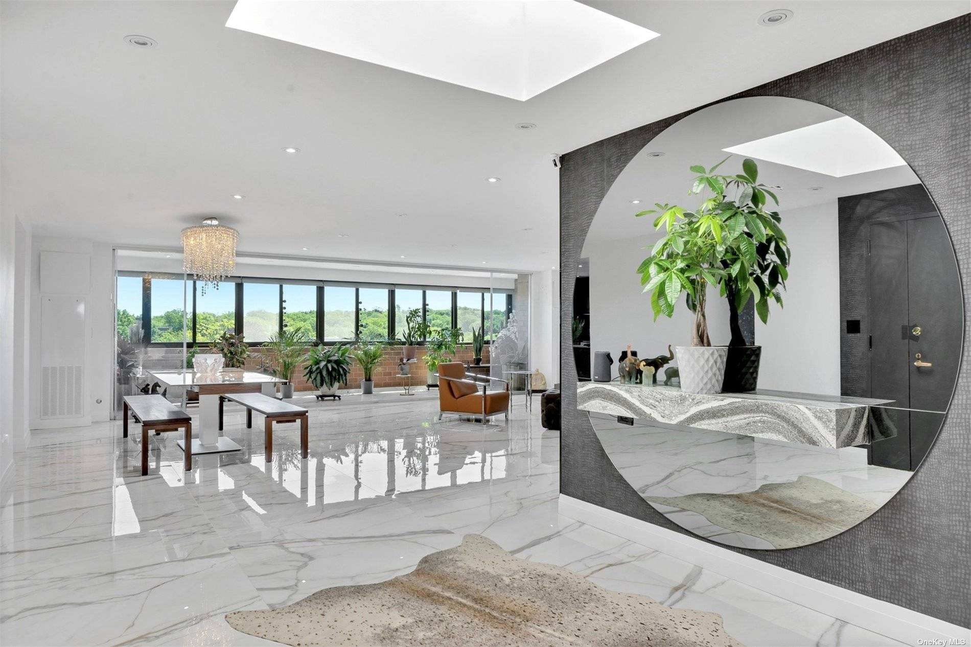 PENTHOUSE OPEN VIEW LIVING AT BOND PARC Introducing Penthouse 3 at the most sought after Condo in Great Neck.