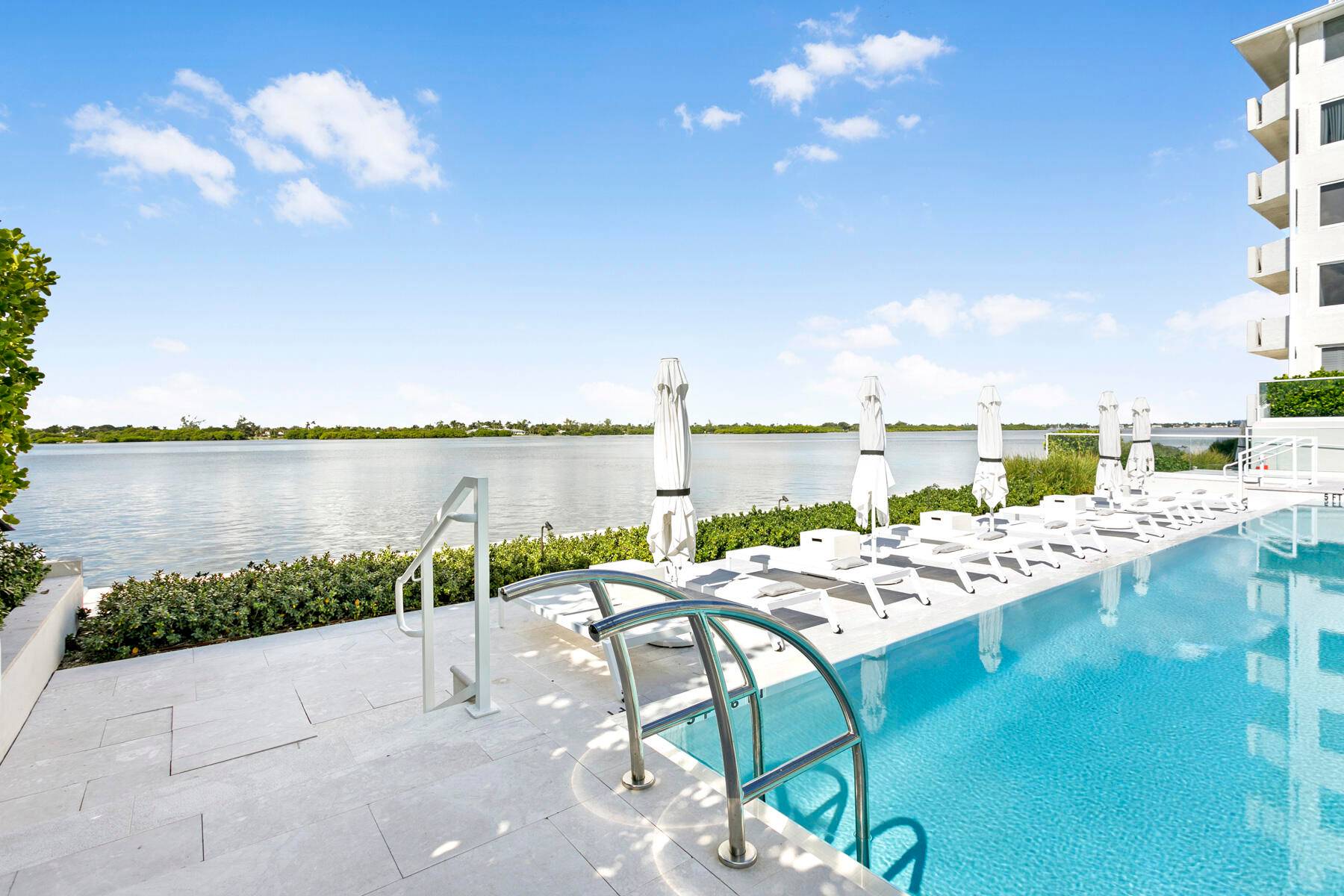Prime Palm Beach location between the Par 3 Golf Course and Four Seasons !