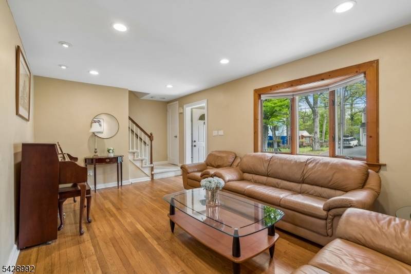 Perfectly situated in the best location in town, this beautifully updated Colonial style home offers the ultimate convenience with easy walking distance to both the elmentary and high schools and ...
