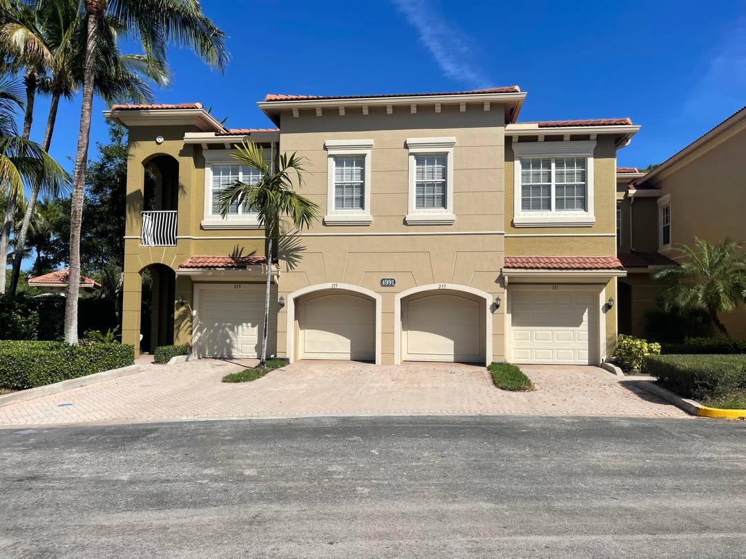 Fabulous townhouse in Legends at the Gardens, ideally located at Central Blvd amp ; Donald Ross Rd in the heart of Palm Beach Gardens.