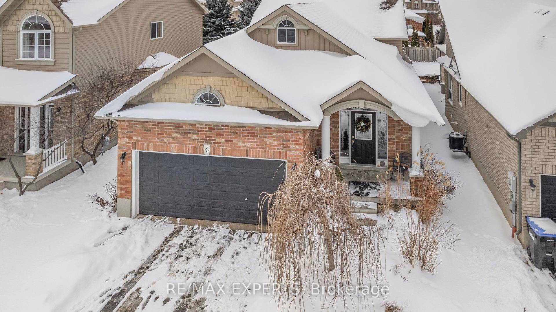 Collingwood is Calling ! Welcome to this beautifully maintained 3 bedroom bungaloft, nestled in one of Collingwoods most sought after neighbourhoods Creekside.