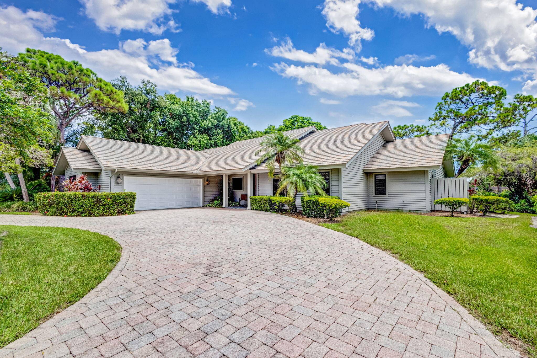 Rarely available rental in Mariner Sands !