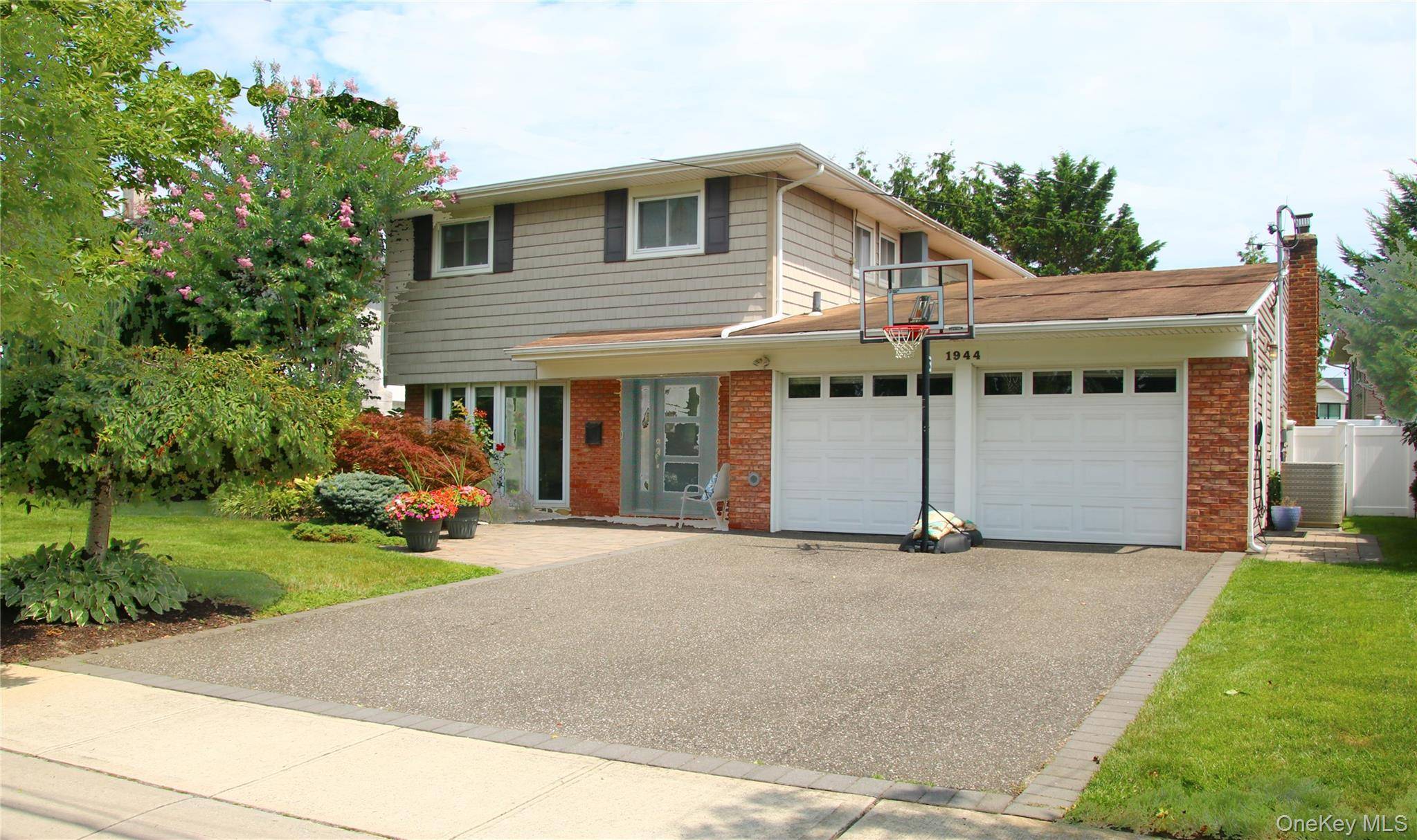 Welcome to your dream home in South Merrick !